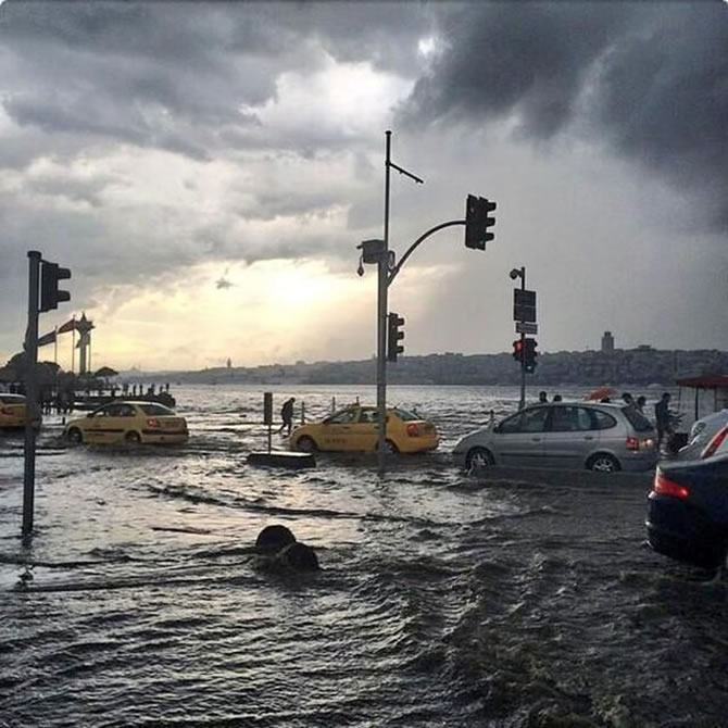 istanbul uskudar da deniz karaya cikti