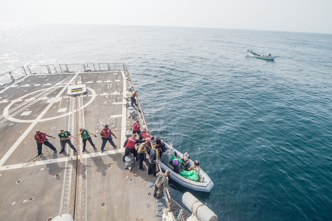 uss-jason-dunham,-yemende-bir-tekneyi-durdurdu_2.jpg