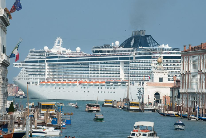 venedik_yolcu_gemisi_protesto_denizhaberajansi_1.jpg venedik_yolcu_gemisi_protesto_denizhaberajansi_1.jpg