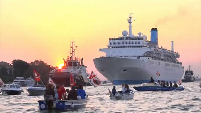 venedik_yolcu_gemisi_protesto_denizhaberajansi_11.jpg venedik_yolcu_gemisi_protesto_denizhaberajansi_11.jpg
