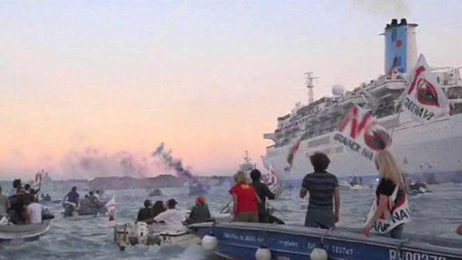 venedik_yolcu_gemisi_protesto_denizhaberajansi_3.jpg venedik_yolcu_gemisi_protesto_denizhaberajansi_3.jpg