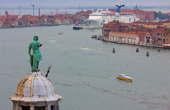 venedik_yolcu_gemisi_protesto_denizhaberajansi_5.jpg venedik_yolcu_gemisi_protesto_denizhaberajansi_5.jpg
