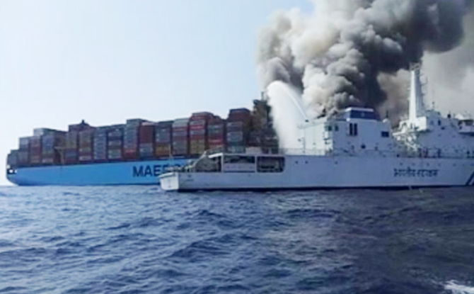 yanan-‘mv-maersk-honam’da-bir-murettebat-hayatini-kaybetti_1.jpg