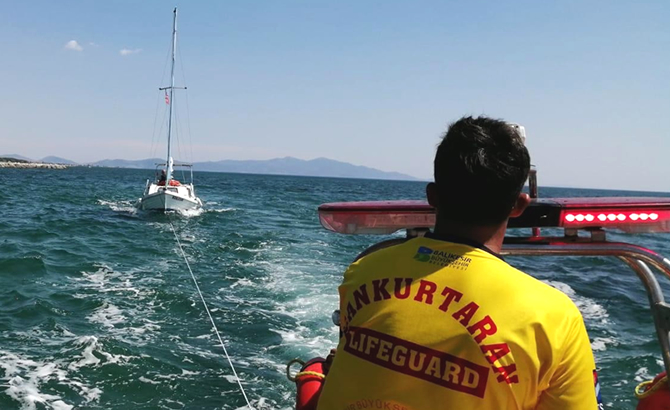 yelkenli_tekneyi_itfaiye_kurtardi_1.jpg
