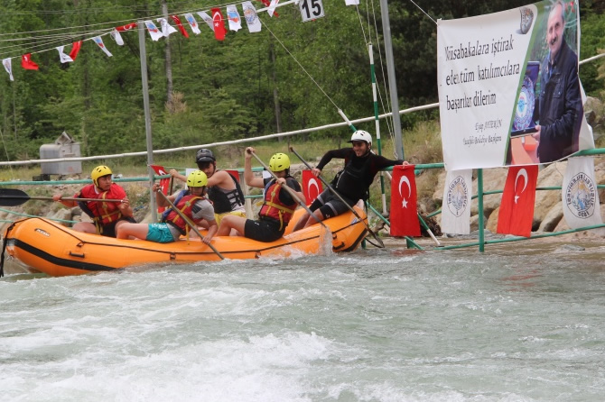 yusufelide-kurumlar-arasi-rafting-yarislari-senligi-yapildi_3.jpg