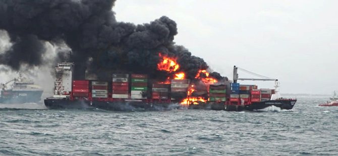 X-Press Pearl isimli gemi yanmaya devam ediyor