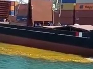 Mersin Limanı’nda bir gemiden denize paslı su boşaltıldı