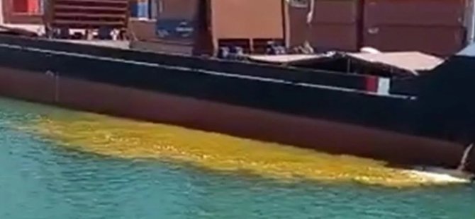Mersin Limanı’nda bir gemiden denize paslı su boşaltıldı
