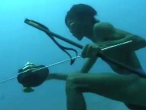 Denizin 30 metre altında tüpsüz zıpkınla balık avı