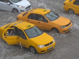 İstanbul'da yoğun yağış hayatı felç etti